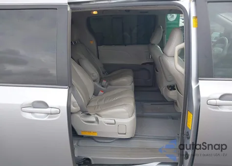 2013 Toyota Sienna Xle V6 7 Passenger Auto Access Seat/Xle V6 8 Passenger z USA, uszkodzony, nr VIN 5TDYK3DC1DS310650